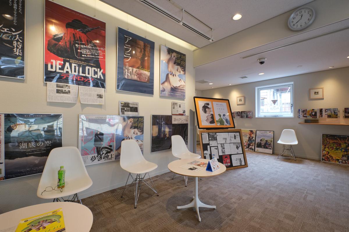 開放的なロビーは、カッシーナやイームズ のチェアなど随所にこだわりが光る