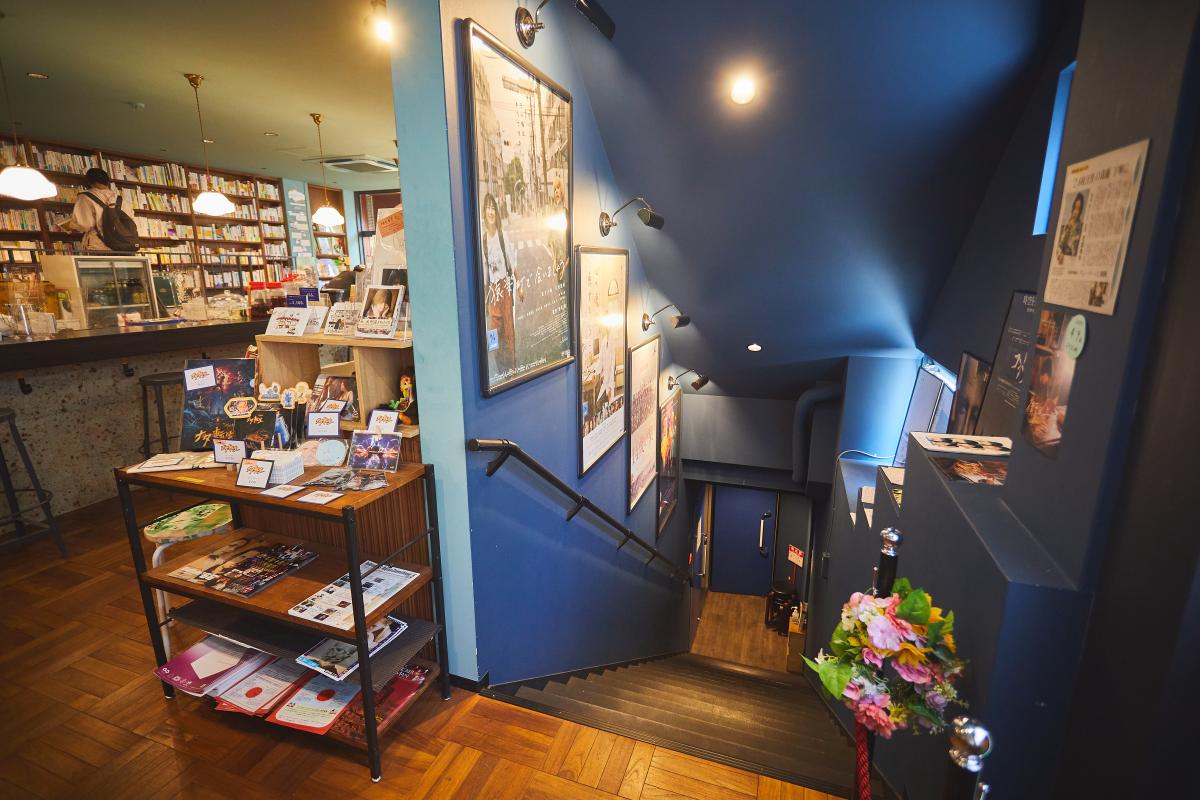 まるで別世界に入り込んでいくような感覚を味わいながら地下の劇場へ