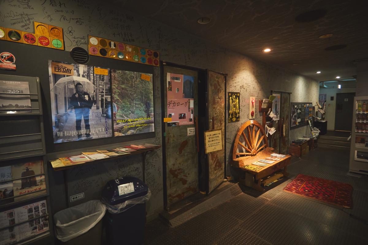 薄暗い場内が非日常的な雰囲気を盛り立てる