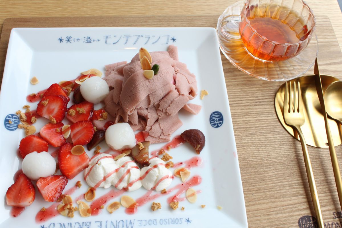 パフェ イチゴ（イートインのみ／ドリンク付き）1800円