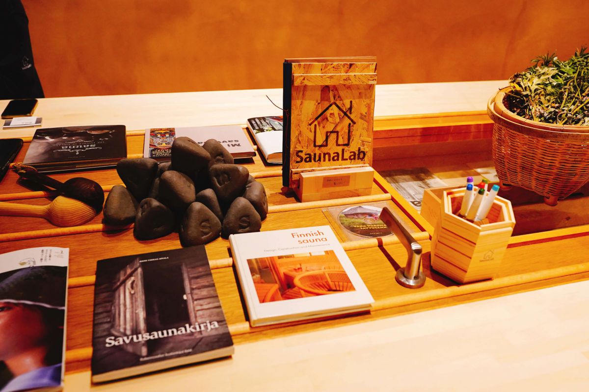 ワーキングスペースのテーブルには、サウナにまつわるビジュアルブックがズラリ