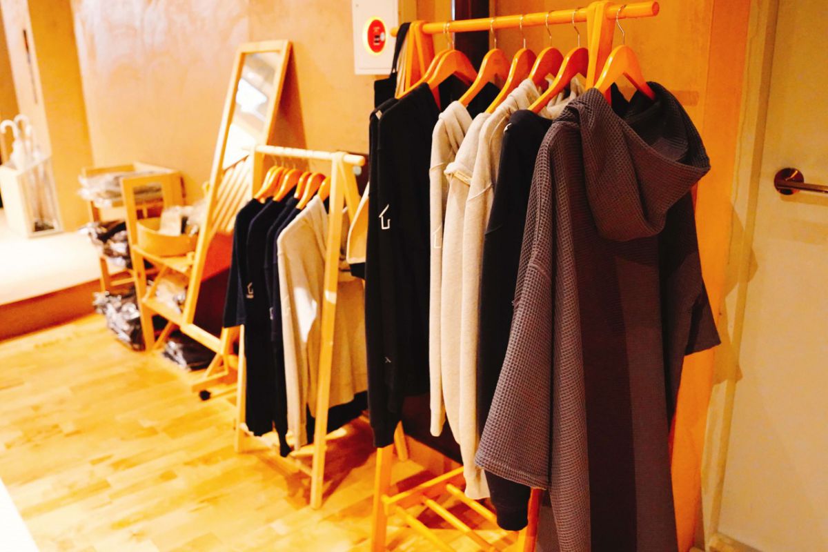 写真右はサウナラボのオリジナル「ポンチョ」 7000円。ネイビーとグレーの全2色