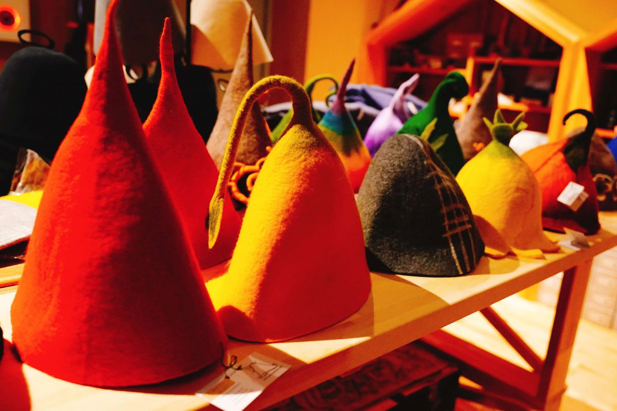 写真左からサウナハットの「Red Elf」9800、「Lemon」9800円