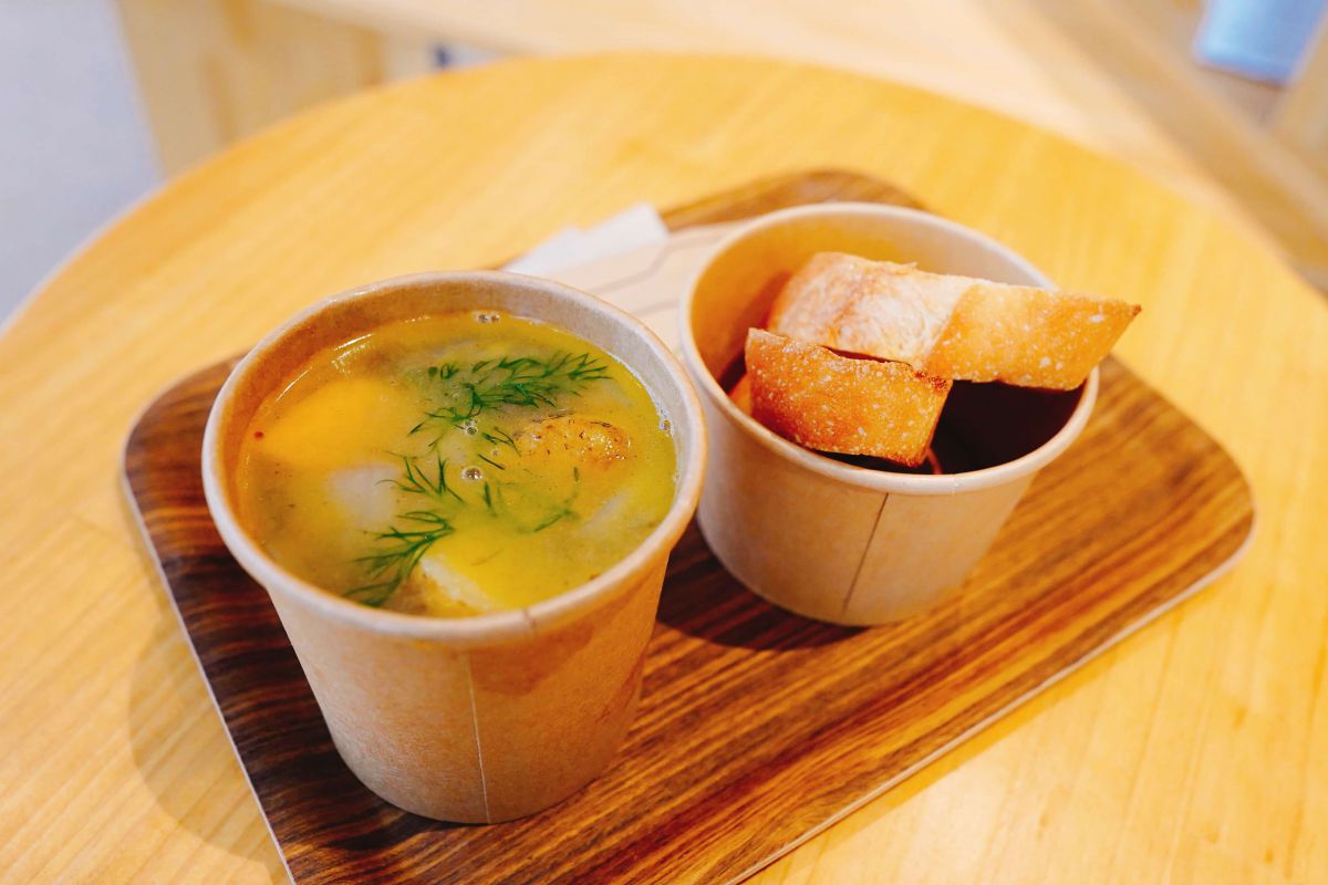 「サーモンスープ」780円。フィンランド名物・鮭が主役