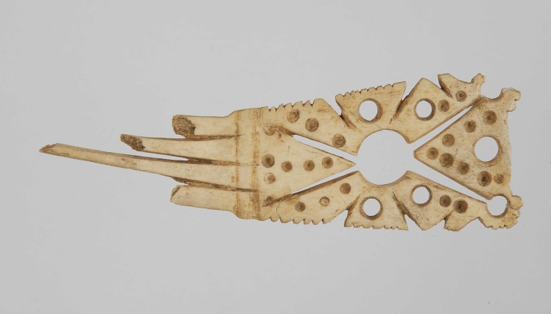 二ツ森貝塚　鹿角製櫛