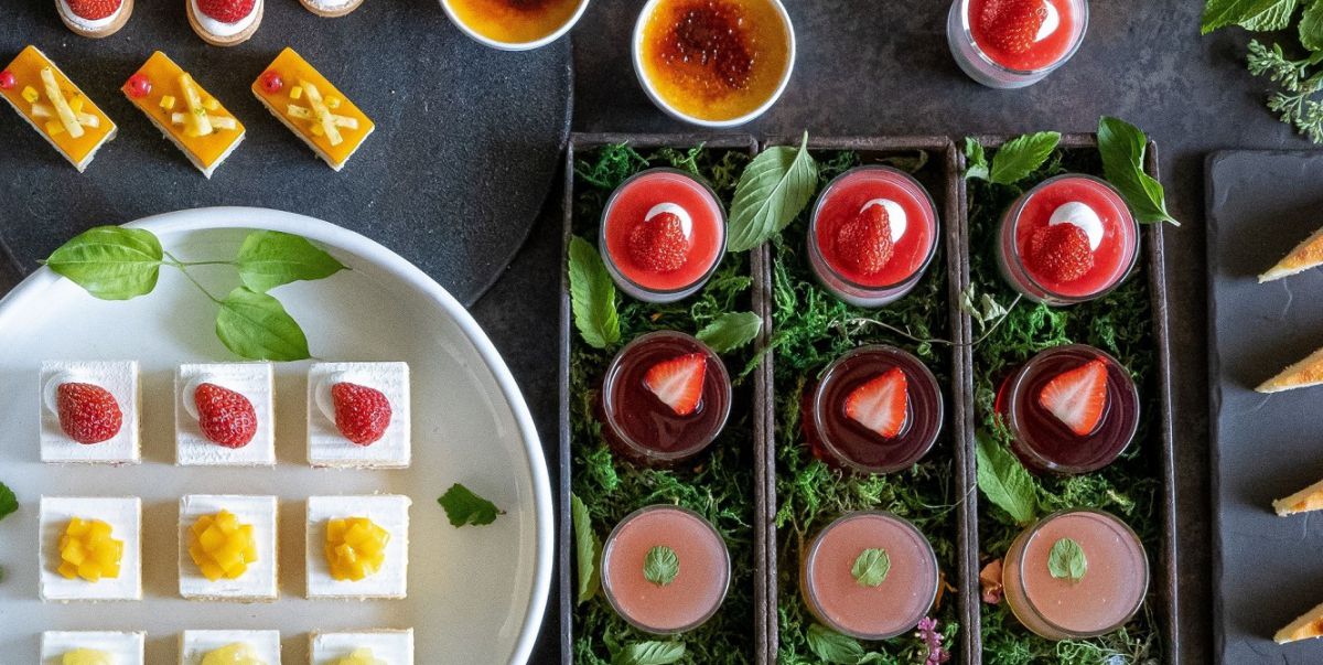 ホテルニューオータニの絶景ラウンジで新スイーツビュッフェ開催！夏いちご＆ピーチ＆マンゴーを味わい尽くせ～