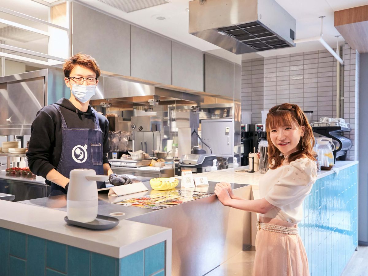 「ダカフェ 恵比寿店」の成瀬さんとパチリ！ 