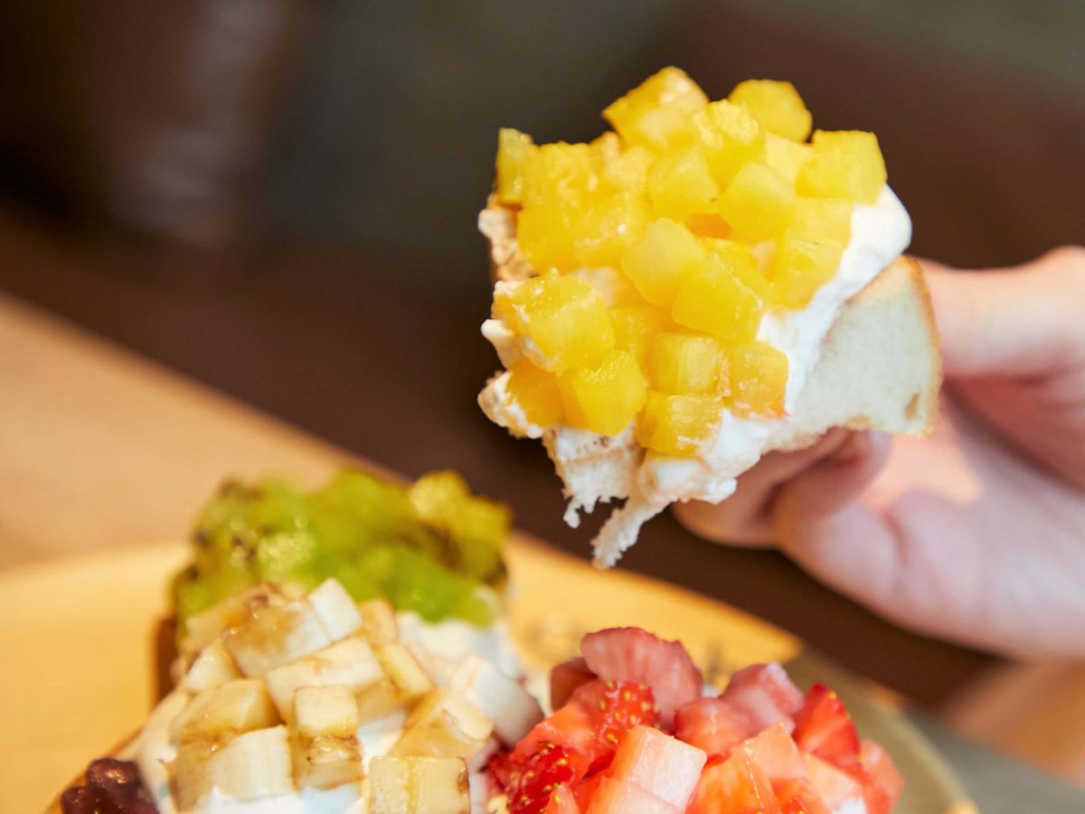 トーストの熱で溶けないように、少しかためにたてられた生クリームもポイント！