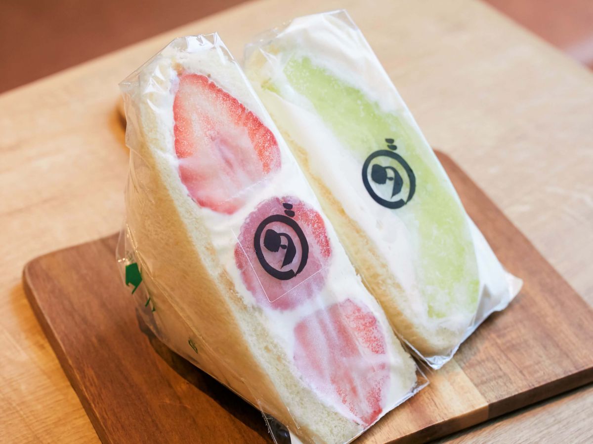（左から）やよいひめサンド 896円、メロン（緑）サンド 842円 ※価格はイートインの場合