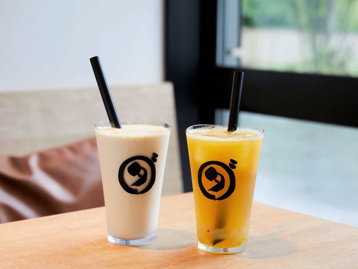 （左から）バナナシェイク 605円、ハニーパインティー ナタデココ入りMサイズ 803円 ※価格はイートインの場合