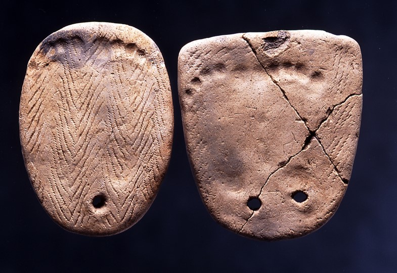 垣ノ島遺跡　足形付土版