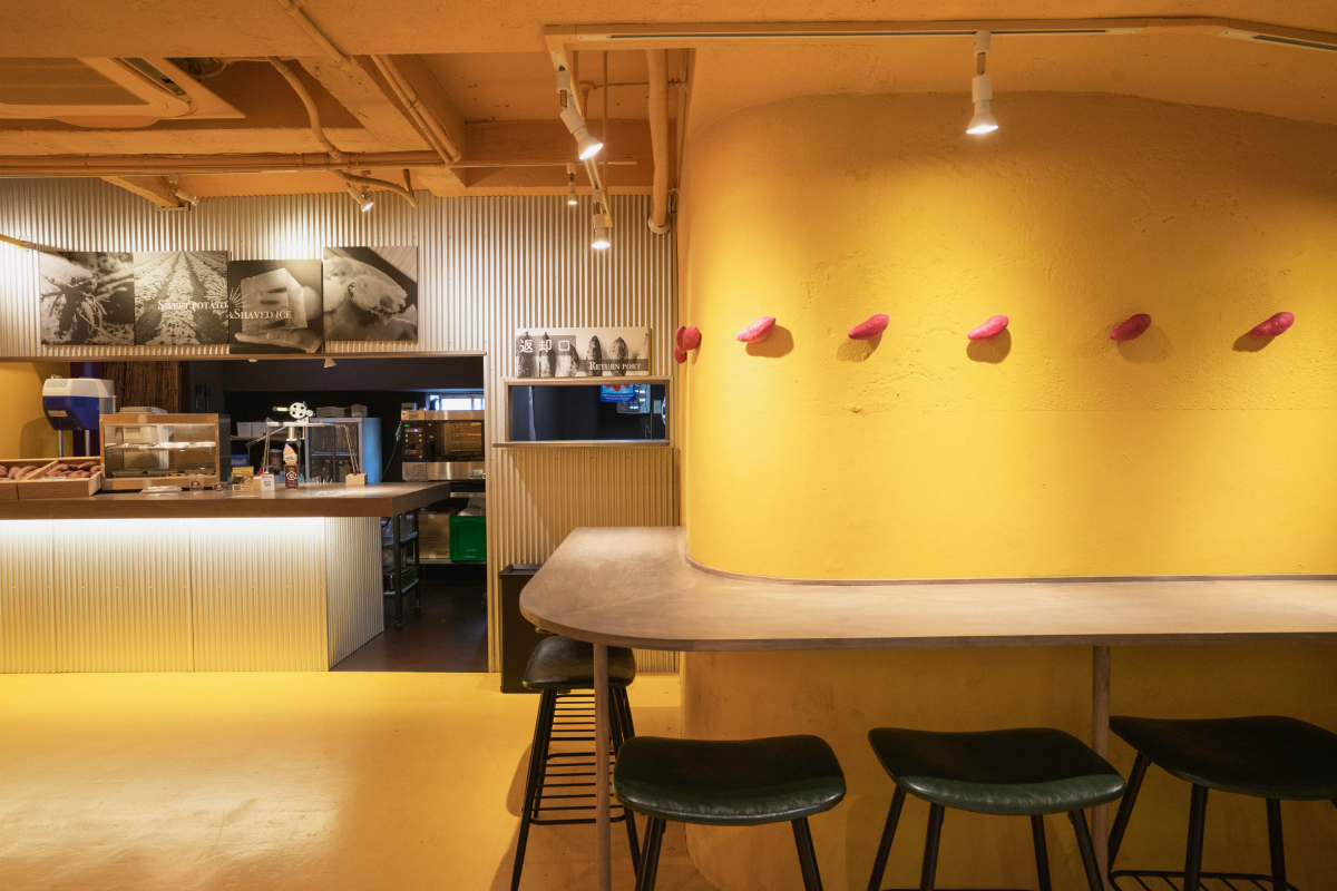 店内は蜜をイメージして黄色一色に