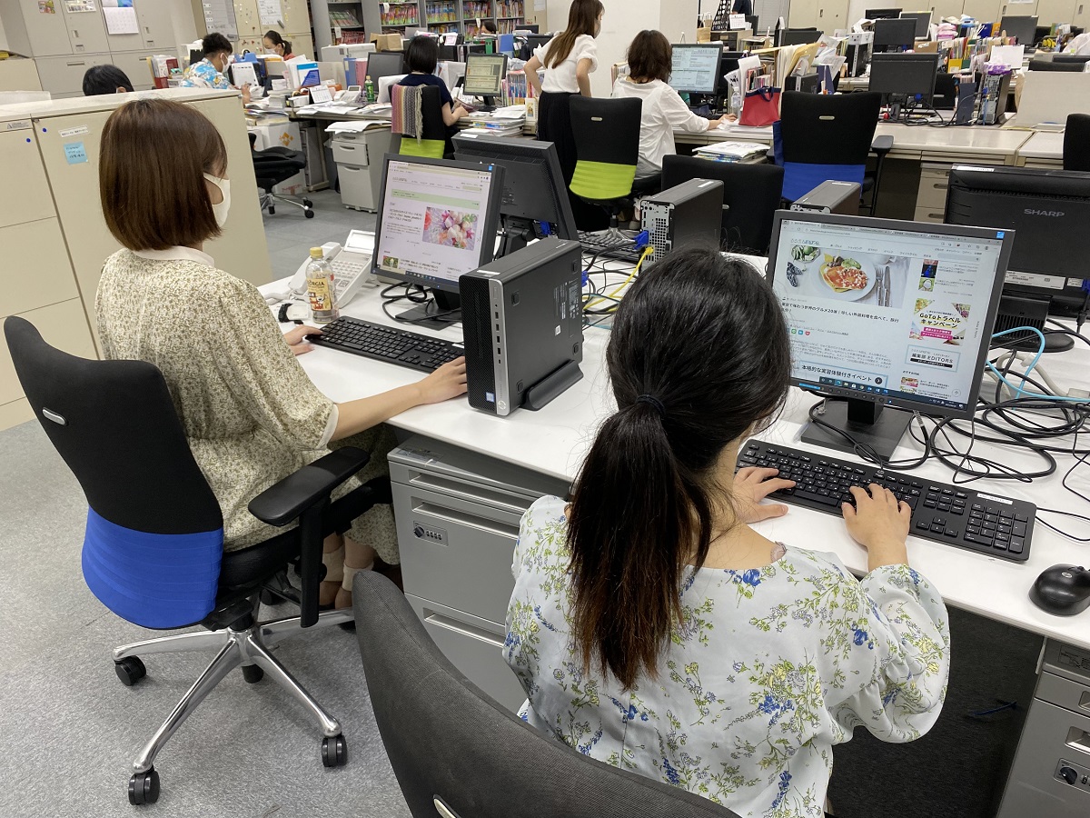 インターン生が近くにいるので、わからないところはお互いに聞きあいます◎