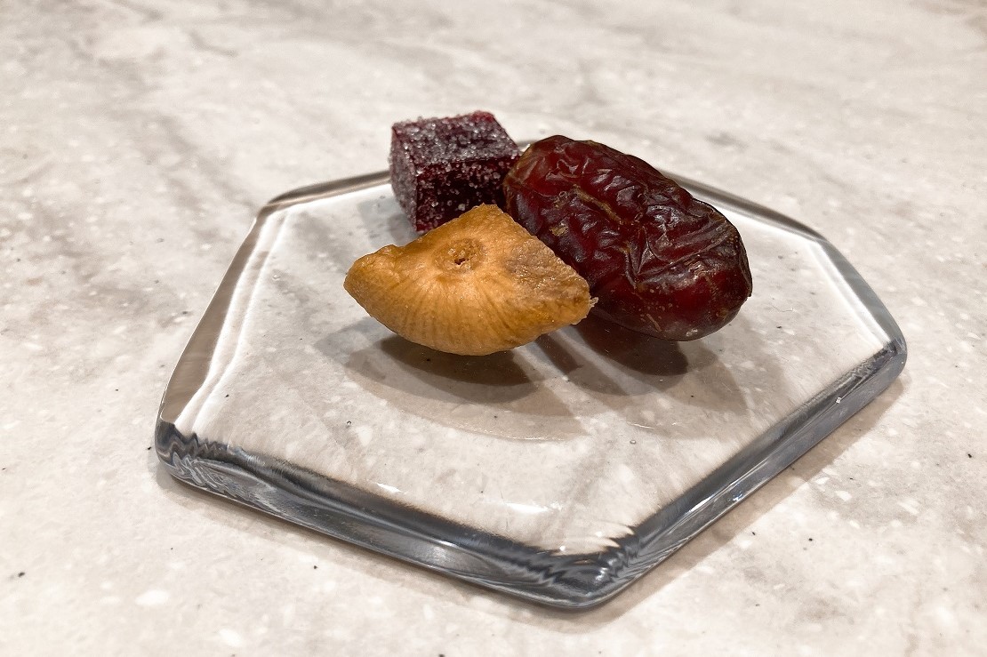 写真左奥から時計周りに「パートドフリュイ」、「デーツのドライフルーツ」、「いちじくのドライフルーツ」