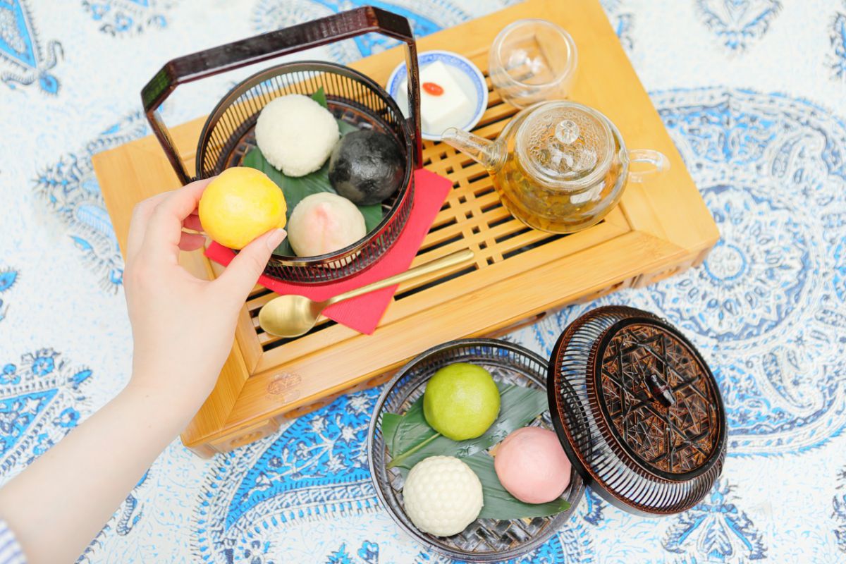 「カラフルスイーツまん7種 茉莉花茶付き」2300円