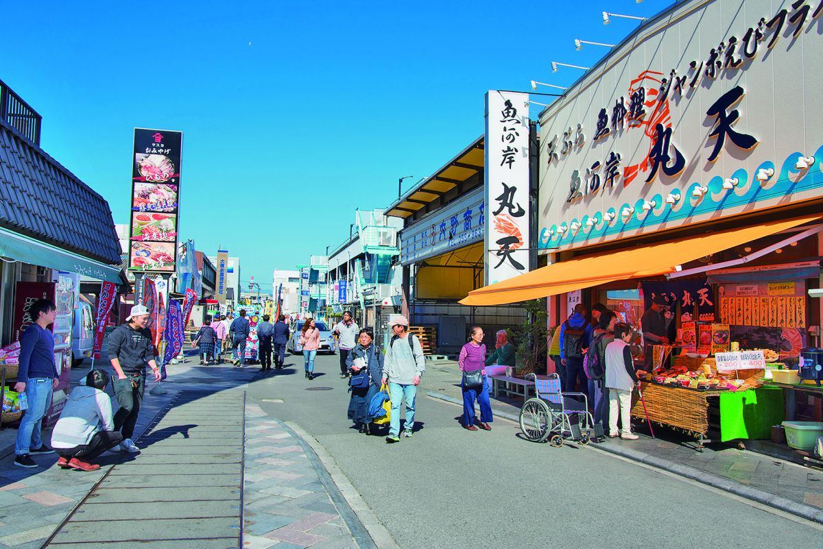 通りの両側に飲食店が並ぶ