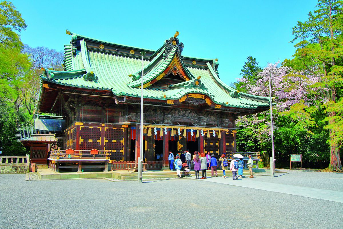 本殿・幣殿・拝殿が連なる複合社殿は国の重要文化財