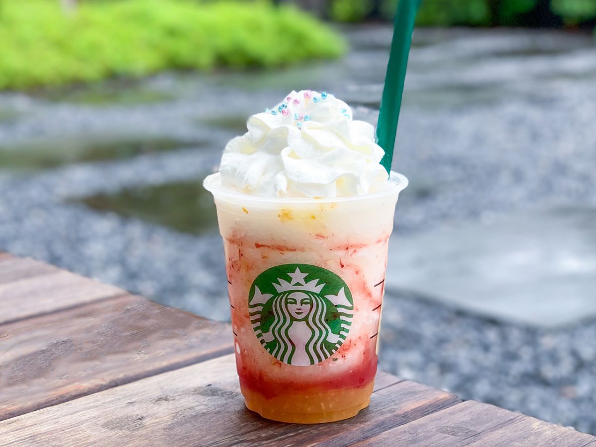 「埼玉 多彩玉 ストロベリー＆シトラスフラペチーノ®」Tall 669円（お持ち帰り）/ 682円（店内利用）※Tallサイズのみ　※ストロベリー果汁5.0%未満