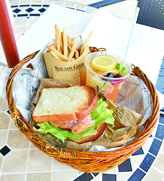 バスケットセット1300円（ノンアルコールカクテルは+350円）