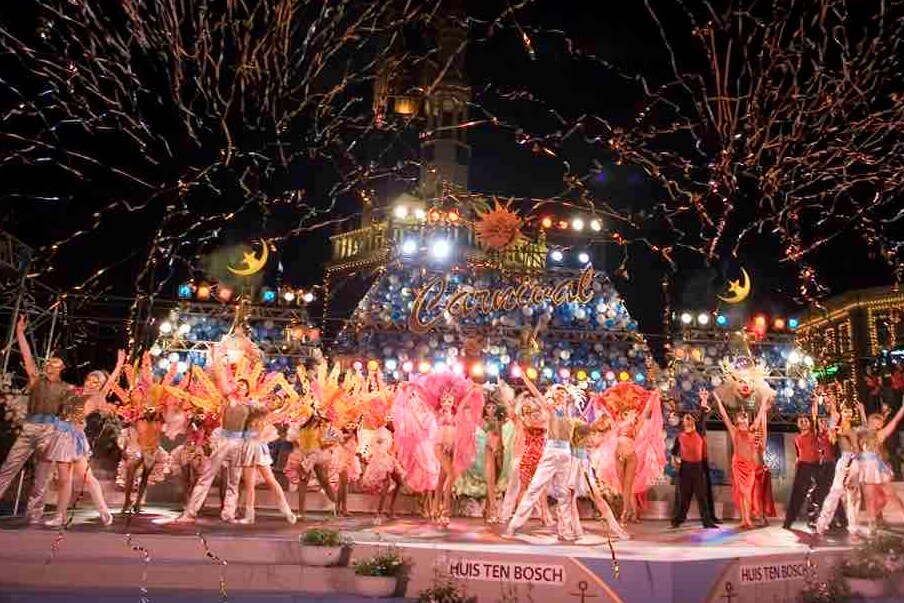 賑やかなショーで、お祭り気分もアップ！