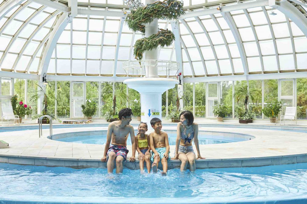 南国風の植物に囲まれた室内プール「森のプール」