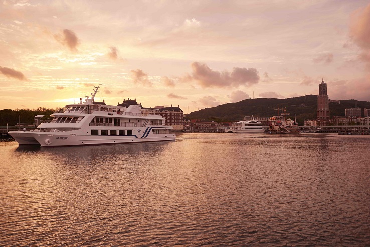 海上からヨーロッパの街並みとサンセットを眺めよう