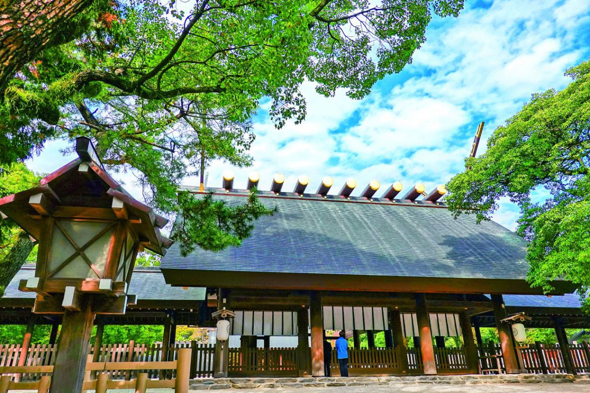 三種の神器、草薙神剣が祭られていることでも知られています