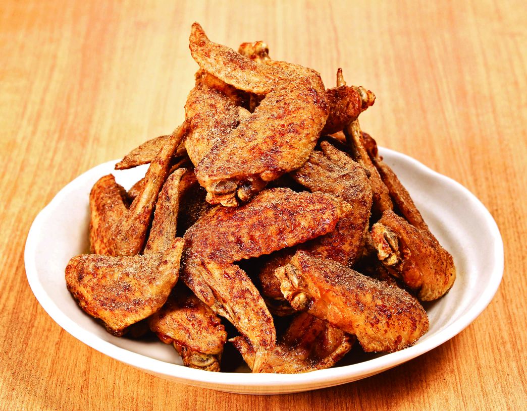 秘伝のタレとコショウのバランスが絶妙な幻の手羽先は1人前5本528円