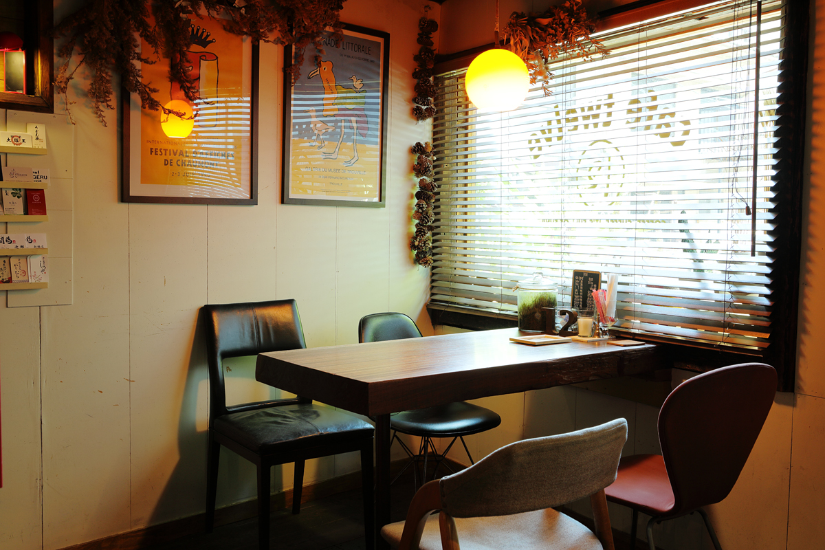 大きな窓際の席も特等席です