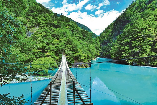 安全のため、一度に10人ずつの通行となっている