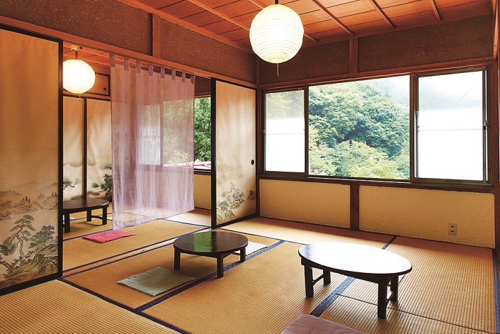 落ち着きのある畳敷きのカフェスペース