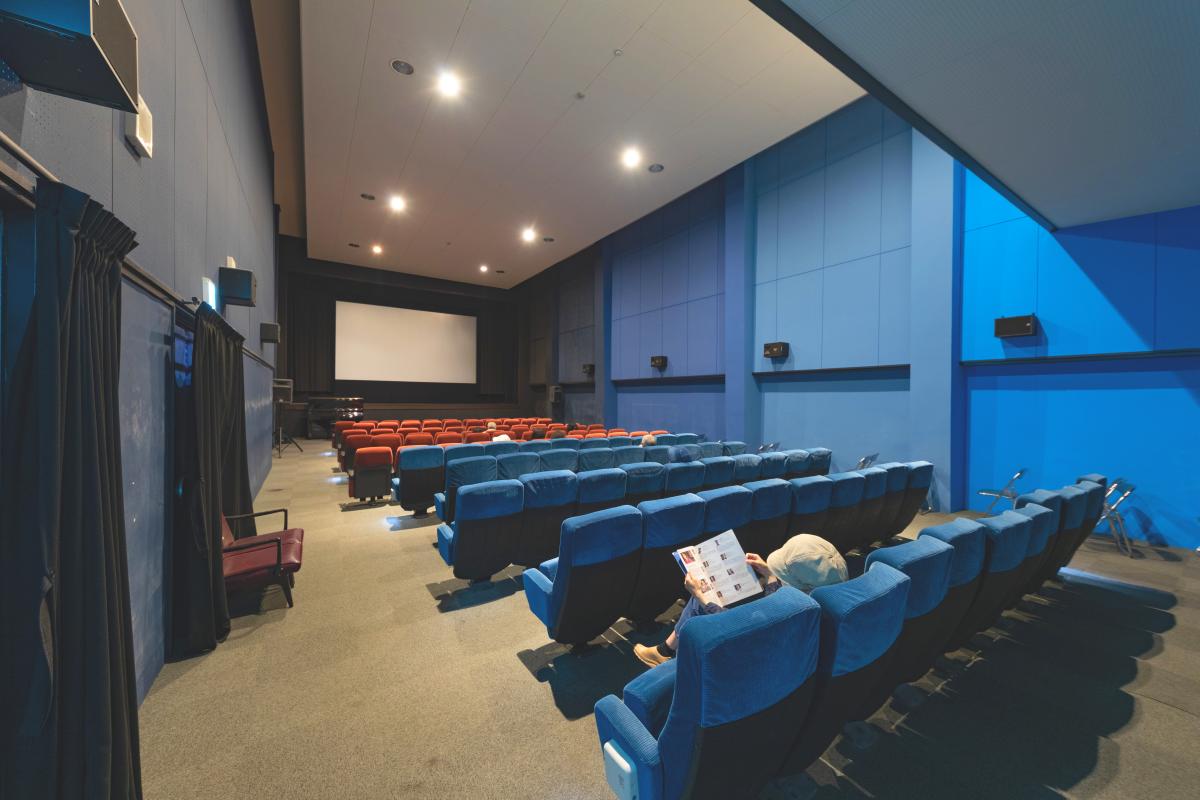 スクリーンは１つ。座席数は112席