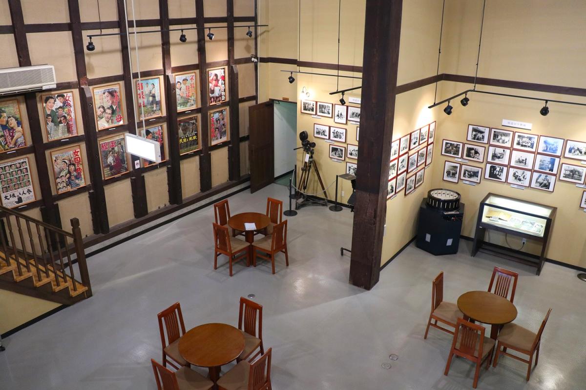 入口ではかつて実際に使われていた重厚な映写機に目を奪われます