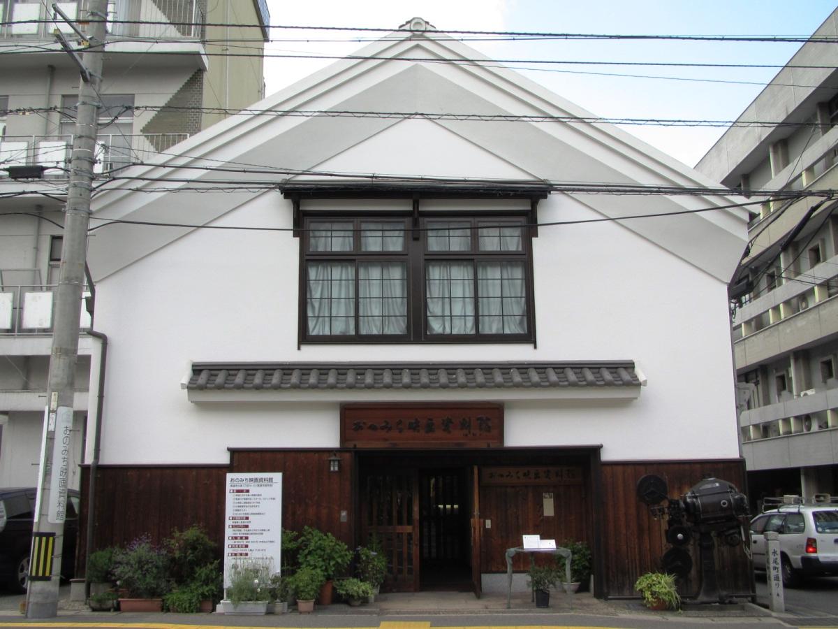 古い蔵を改装したレトロな空間でノスタルジックな映画の世界に浸れます