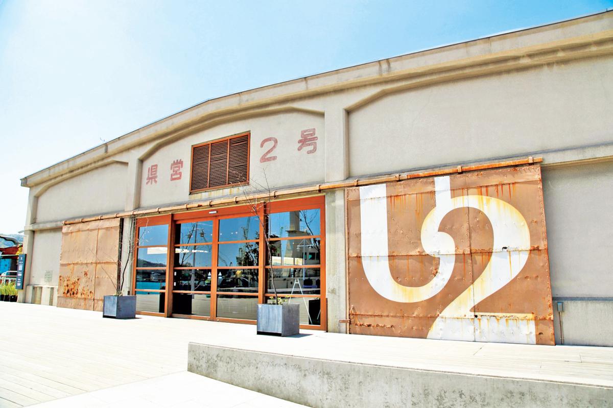 尾道水道や向島をぞのむ建物前には景色の良いウッドデッキも