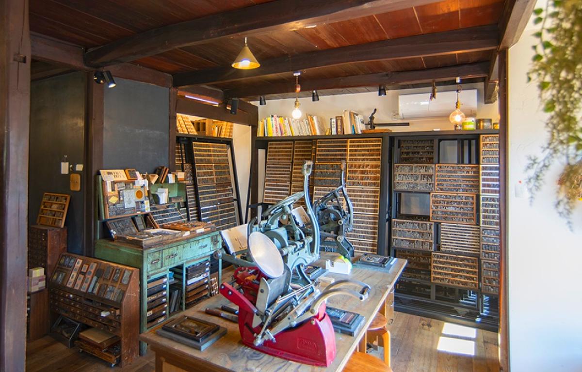 活版印刷用の活字や印刷機がズラリ