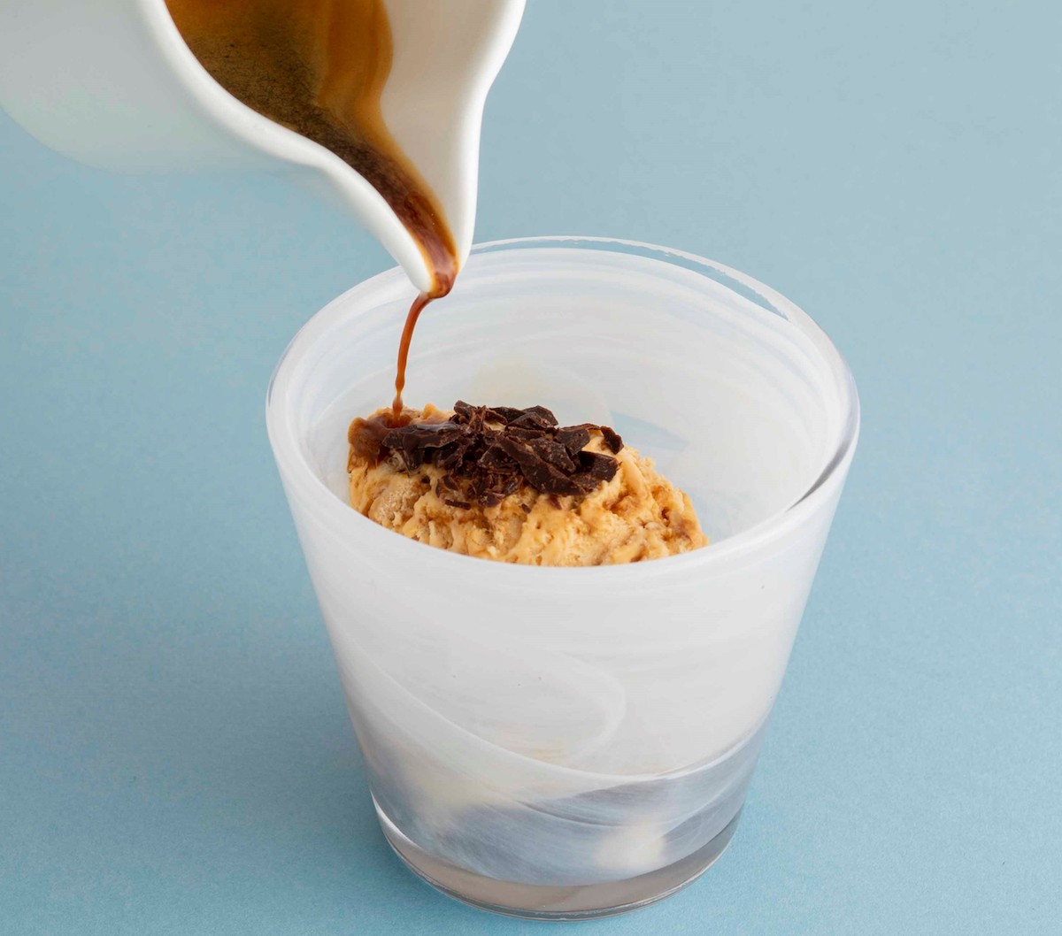 「熱々のエスプレッソをかけた プラリネのセミフレッド」(イートイン 580円)