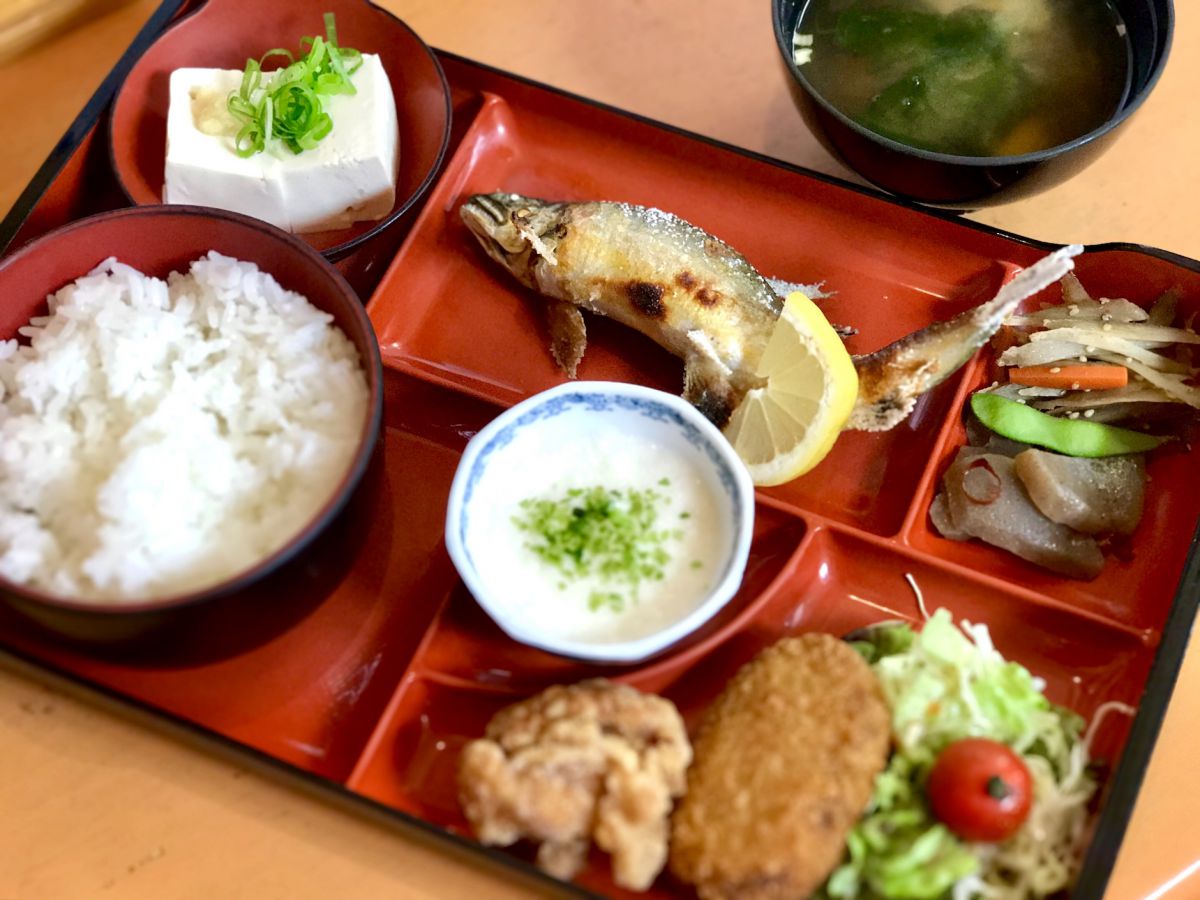 川魚の塩焼定食1600円（魚はアユ、アマゴ、イワナから選べます）