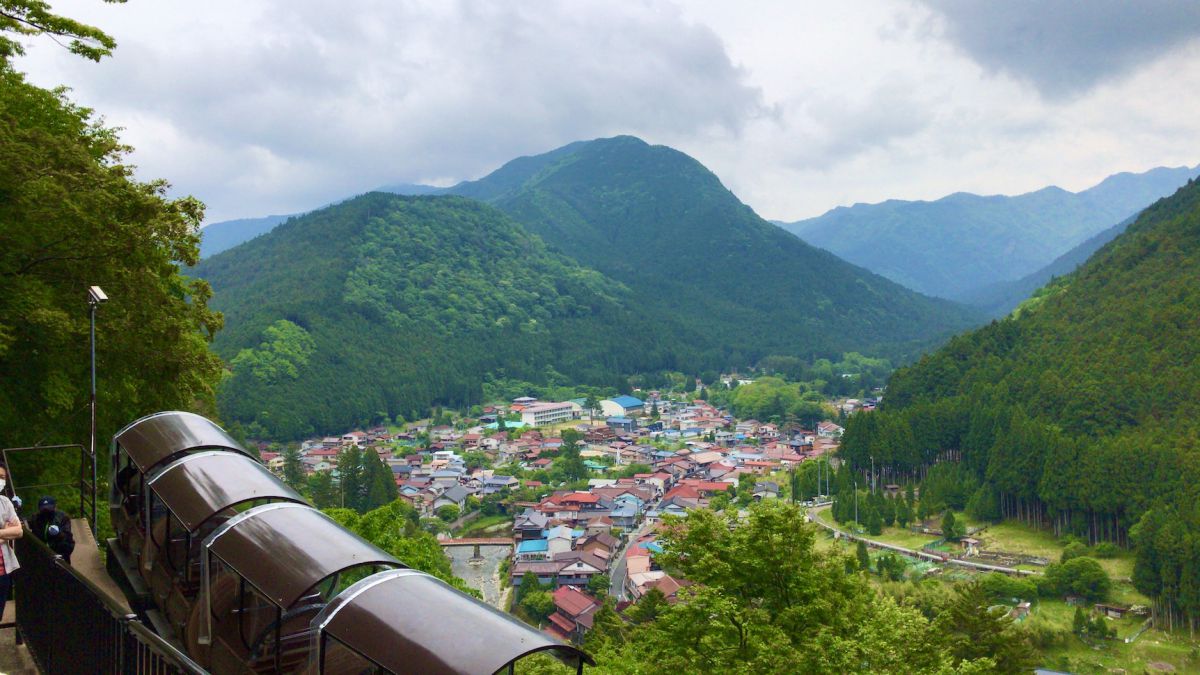 面不動モノレール頂上駅から望む洞川の街並み。モノレール乗車は片道300円、往復500円