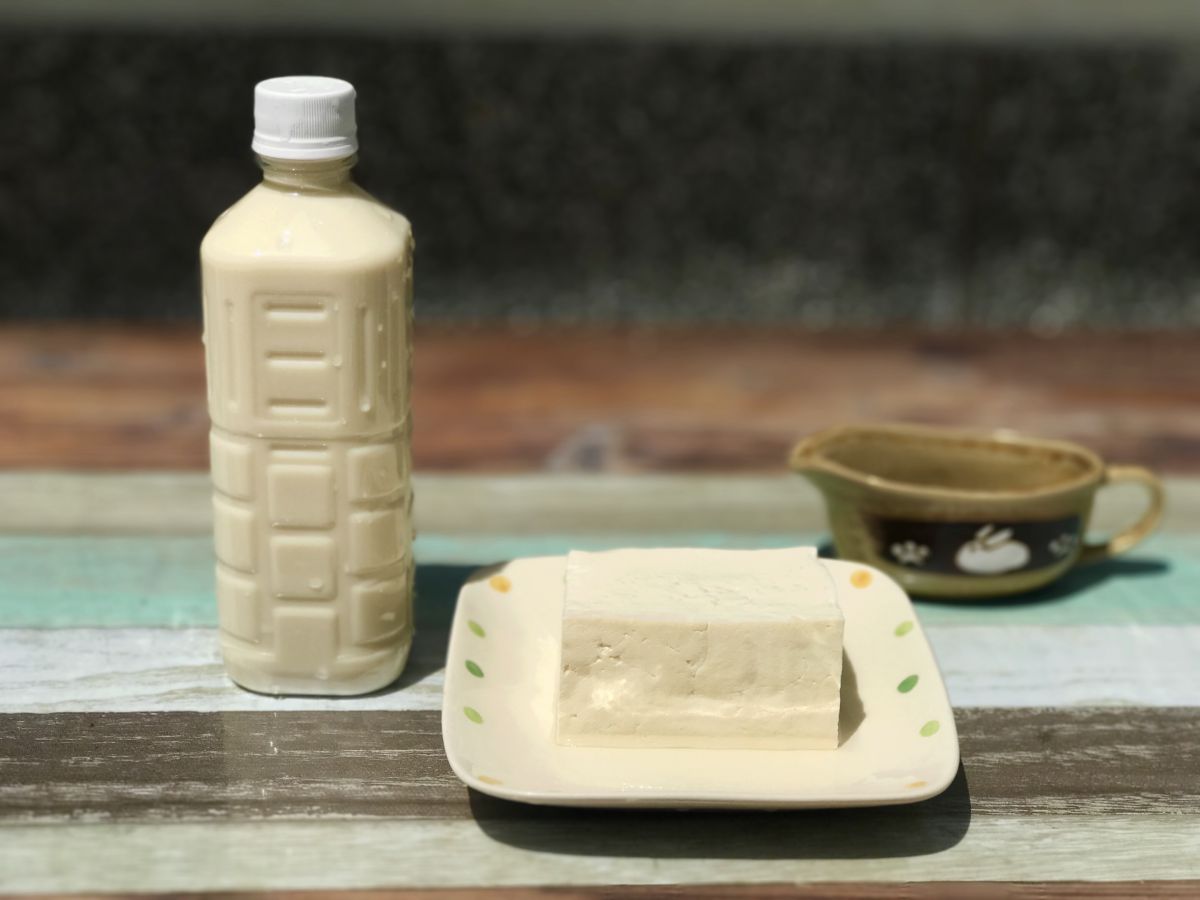 豆腐1丁330円～、豆乳ペットボトル330円・カップ1杯110円。※写真はイメージです。現在店頭での飲食は中止しています。