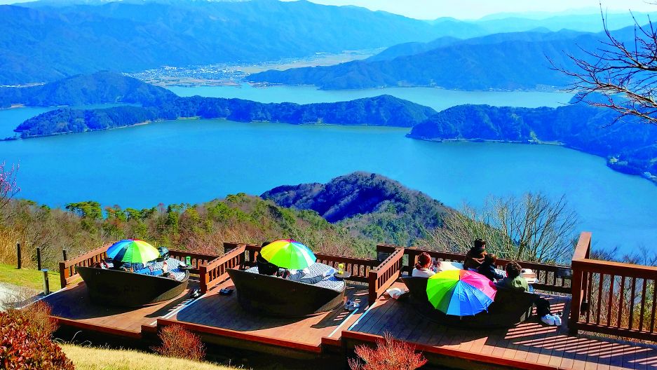 天気が良ければ、湖ごとの水面の色の違いもはっきりと見えます