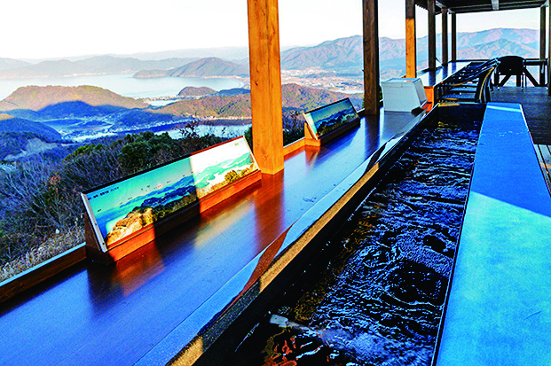 東の展望台の「絶景 天空の足湯」からは、パノラマビューが楽しめます