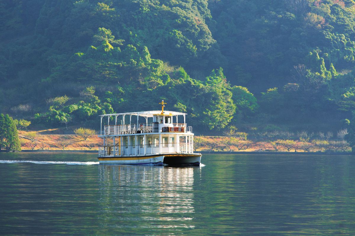 三方五湖で最大の水月湖。その雄大な風景は、開放感たっぷり