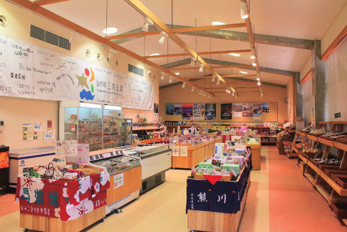 名産品の梅を使った梅干しや加工品などのおみやげ物も多く扱っています