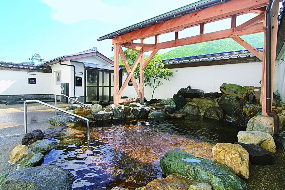 三方の豊かな自然に囲まれた露天風呂は格別です