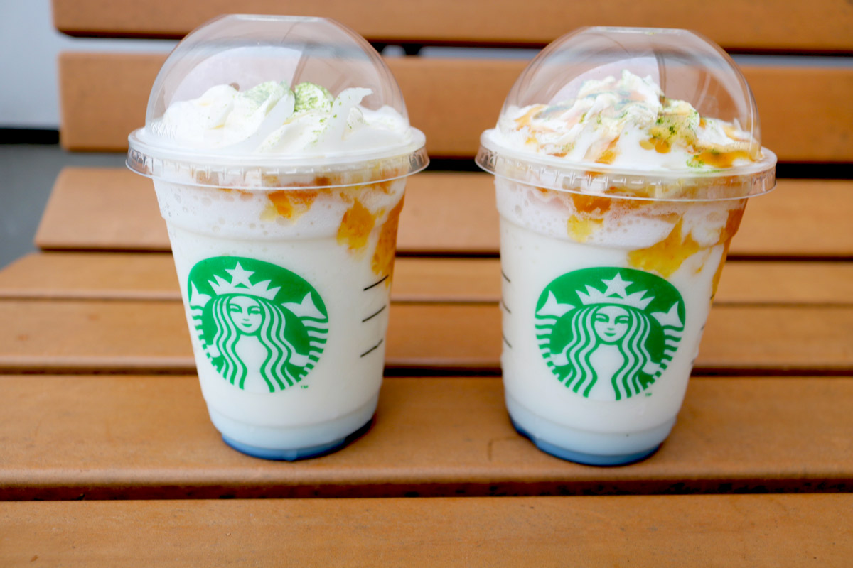 「滋賀 びわブルー シトラス クリーム フラペチーノ®」Tall 669円（お持ち帰り）/ 682円（店内利用）※Tallサイズのみ 右はトッピング付き