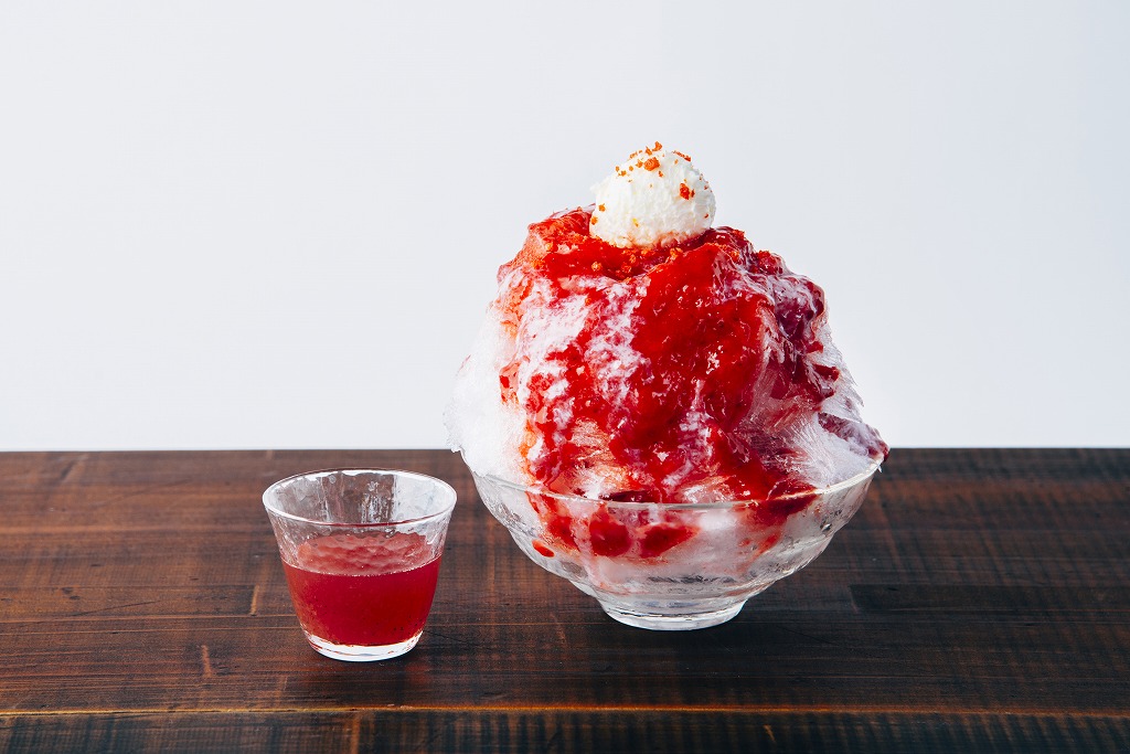 「かき氷　いちごミルク」1400円と「おすすめのリキュール　いちご」300円 