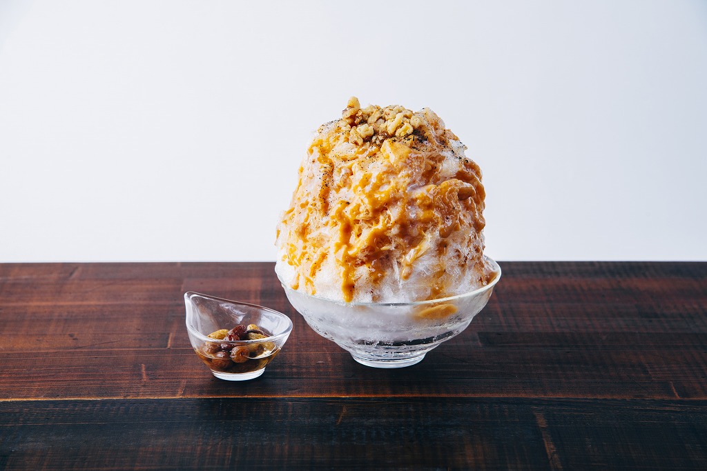 「かき氷　屋久島紅茶のミルク紅茶」1400円と「おすすめのリキュール　ラムレーズン」300円 