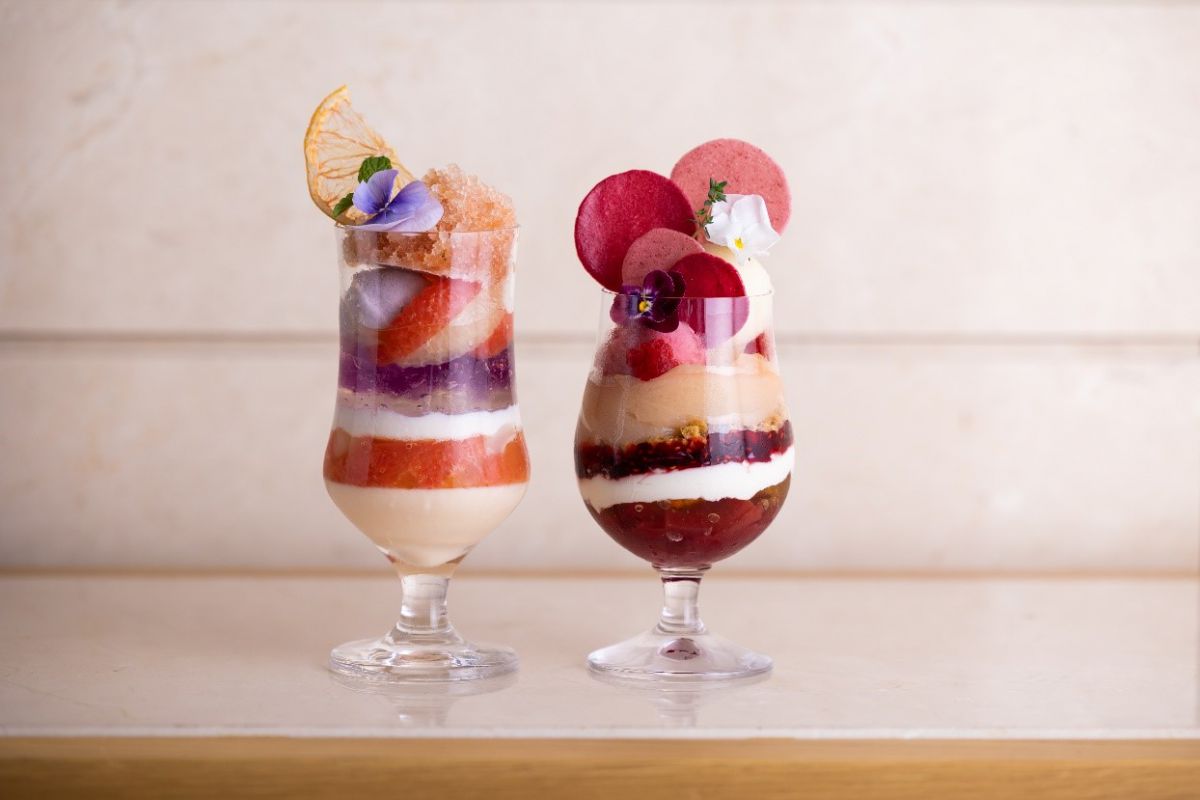 左）ラベンダーとグレープフルーツのパフェ　右）白桃とペッシュドヴィーニュのパフェ各2530円※ 1日10食限定
