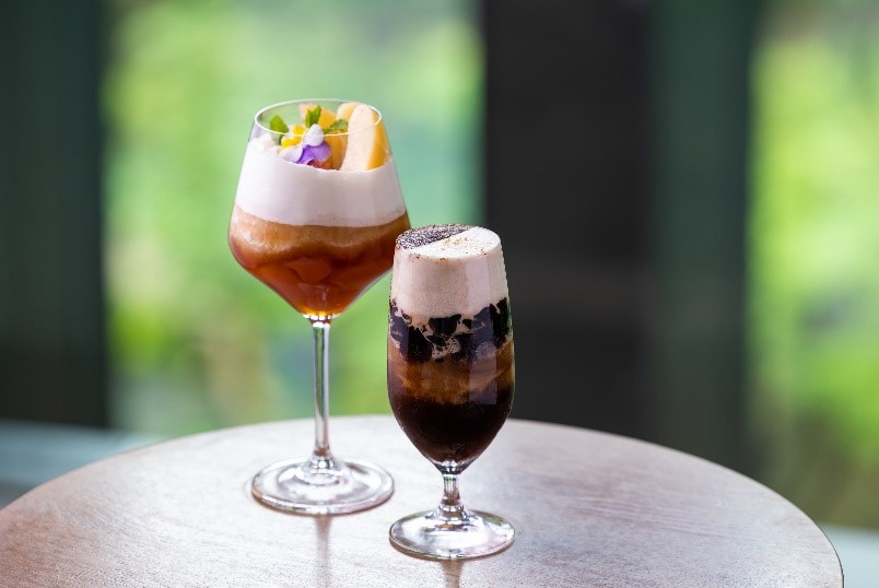 （左）ピーチ＆ダージリンフラッペ　（右）エスプレッソフラッペ 各2277円